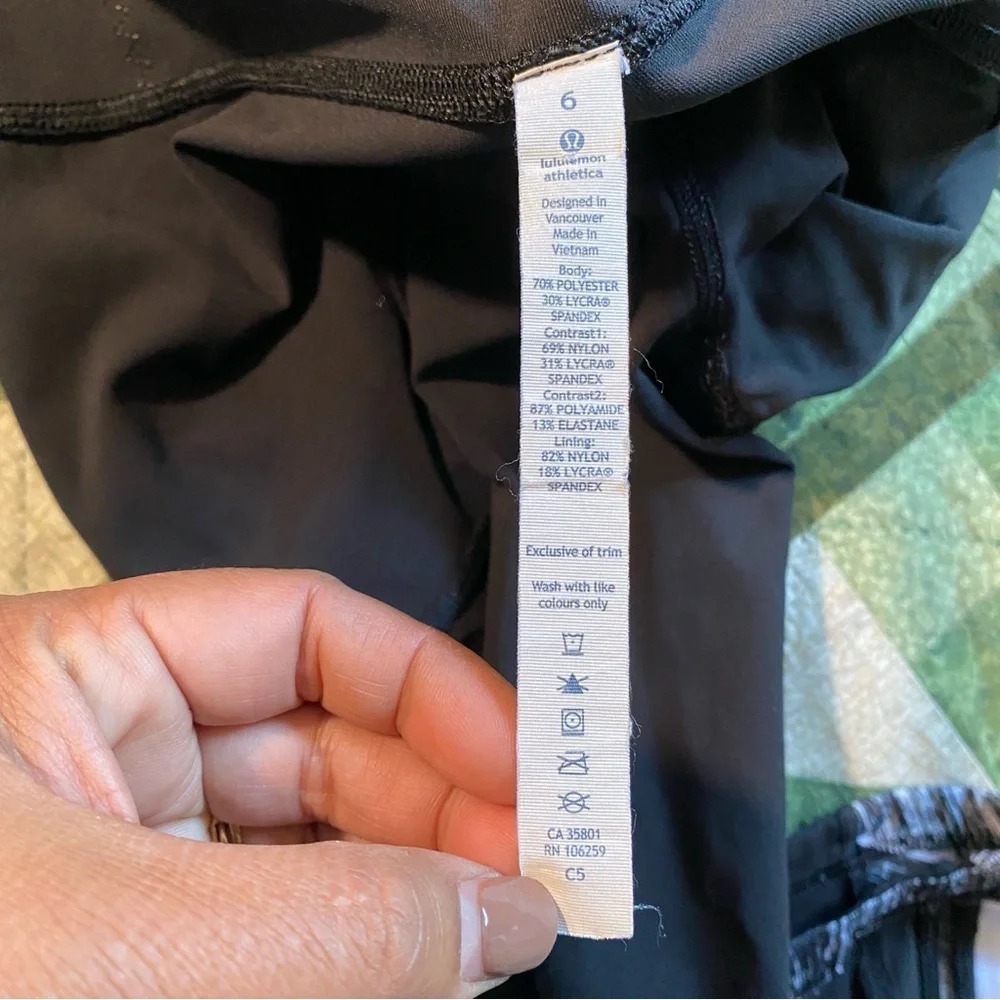 Lululemon Hot To Street‎ Crop Legging Size 6 Black White Tight Fit Yoga